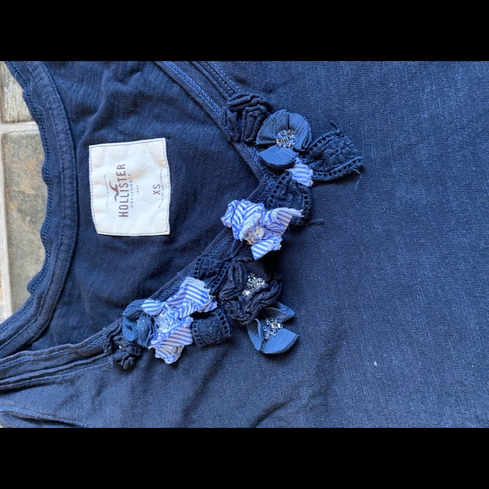 Super cute Hollister bows and flowers V neck T